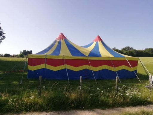 Les différents partenaires de la Barrak. Matériel son et lumière, chapiteaux, food truck et même artistes, tout pour un moment réussi!